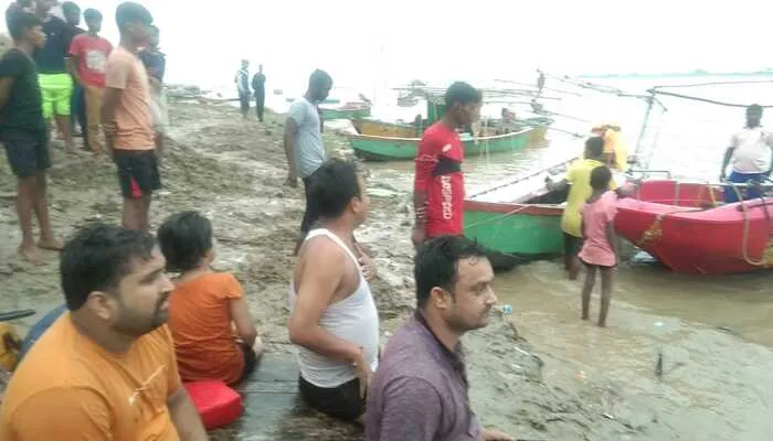 मिर्जापुर: विंध्याचल गंगा घाट में पलटी नाव, 6 लोगों के डूबने की खबर..तलाश जारी