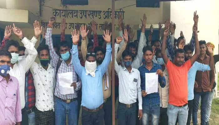 रायबरेली: मांगों को लेकर मीटर रीडरों ने किया प्रदर्शन, जानें पूरा मामला…