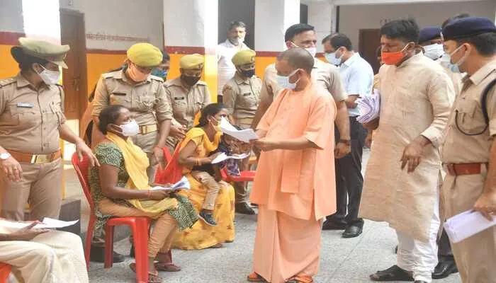 गोरखपुर: सीएम योगी ने किया रुद्राभिषेक, जनता दर्शन में सुनी लोगों की समस्या