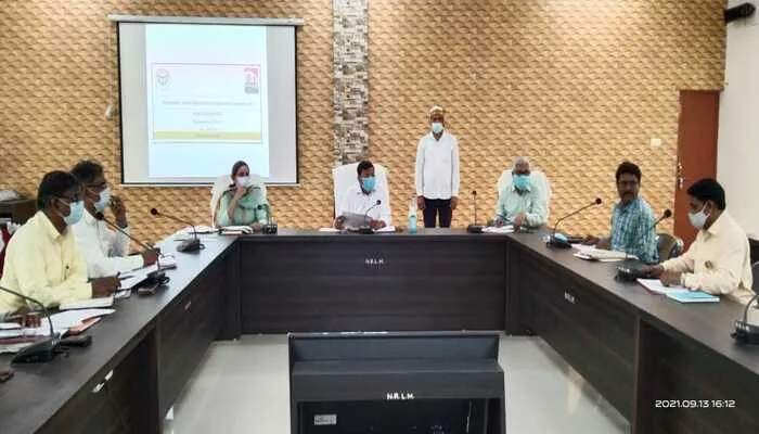 अमेठी: मनरेगा योजना की समीक्षा करने पहुंचे जिलाधिकारी, दिए निर्देश