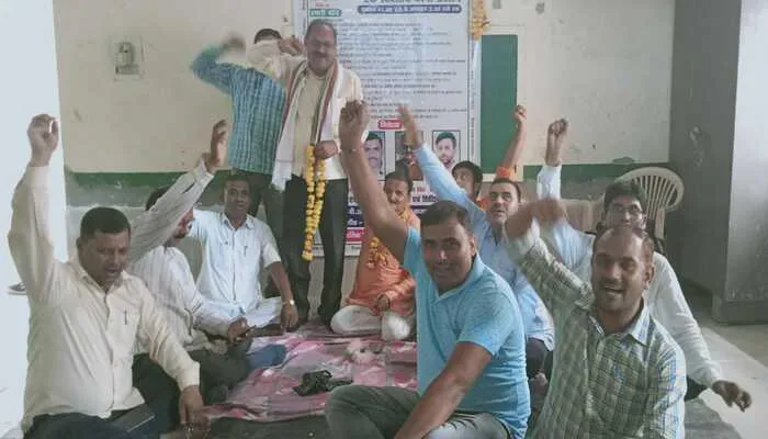 अमेठी: शिक्षकों ने किया धरना प्रदर्शन, जानें वजह…