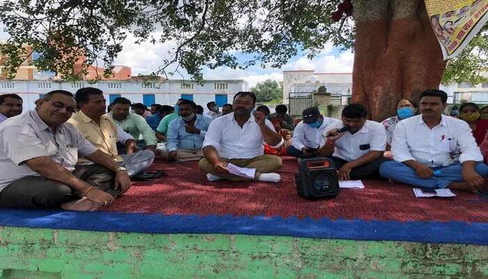 हरदोई: शिक्षकों ने एक दिवसीय धरना प्रदर्शन कर भरी हुंकार, जानें पूरा मामला…