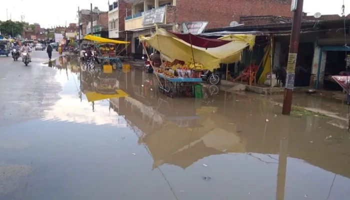 अमेठी: सड़कों पर बह रहा नालियों का गंदा पानी, प्रशासन मौन