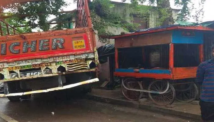 सड़क हादसा: ट्रक के नीचे घुसा बाइक सवार, बाल-बाल बचा…