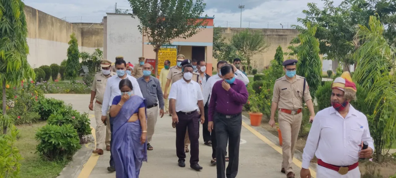 बरेली: कैदियों का हाल जानने के लिए अचानक जिला जेल पहुंच गई जिला जज, कई बैरकों का किया निरीक्षण