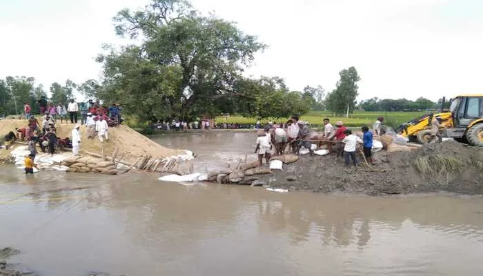 बाराबंकी: नहर विभाग की लापरवाही से घरों में घुसा पानी, बीमारियों की बढ़ी संभावनाएं