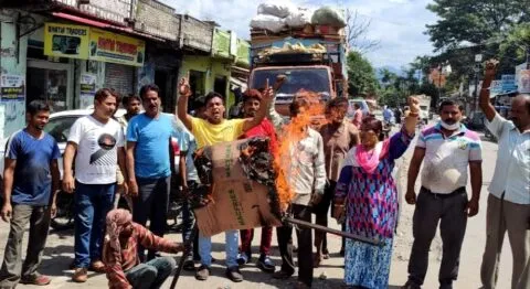 हल्द्वानी: सड़कों को करो जल्द ठीक, कांग्रेस कार्यकर्ताओं ने फूंका राज्य सरकार का पुतला