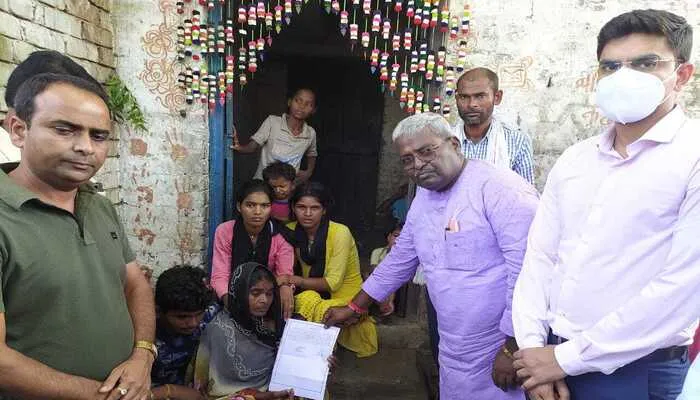 बाराबंकी: कच्ची दीवार गिरने से घर के मुखिया की मौत, परिजनों को मिली सहायता राशि