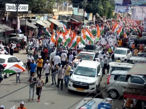 हल्द्वानी: केजरीवाल के रोड शो में सड़क पर उमड़ी भीड़, कोरोना गाइडलाइन तार तार