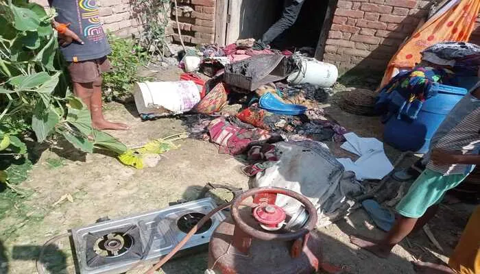 बाराबंकी: नेत्रहीन दिव्यांग के घर में लगी आग, गृहस्थी के साथ जला बेटी की शादी के लिए रखा सामान