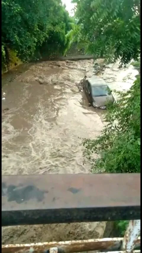 ब्रेकिंग न्यूज: हल्द्वानी में रकसिया नाला उफनाया, देखते ही देखते बह गई कार, देखें तस्वीरें