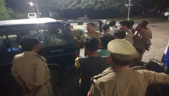 सीतापुर: प्रेमी ने चलती बाइक से प्रेमिका को दिया धक्का, जानें पूरा मामला…