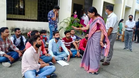 पिछड़ा वर्ग के छात्र-छात्राओं की उपेक्षा का आरोप, धरने पर बैठे एनएसयूआई कार्यकर्ता