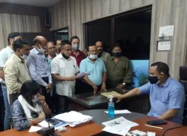 हल्द्वानी की खस्ताहाल सड़कों और अतिक्रमण के खिलाफ गरजे व्यापारी, डीएम से मिले