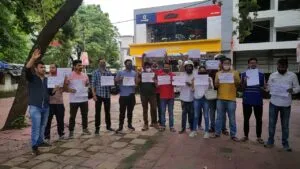 हल्द्वानी: सहायक लेखाकार परीक्षा रद्द करो सरकार, युवा बोले- आयोग सचिव मुर्दाबाद मुर्दाबाद