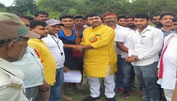 बाराबंकी: खेलकूद प्रतियोगिता का हुआ आयोजन, ब्लाक प्रमुख ने किया शुभारंभ