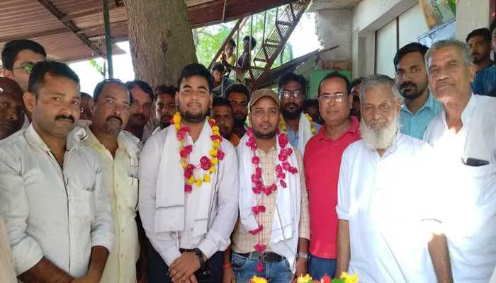 बाराबंकी: बांसा चौराहे पर उपभोक्ताओं ने बिजलीकर्मियों को किया सम्मानित, जानें वजह…