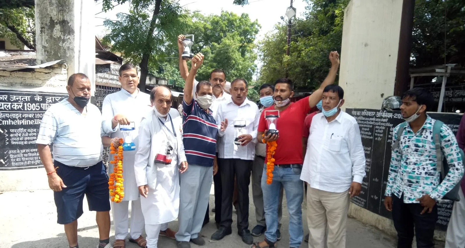 हल्द्वानी में अनूठा विरोध-प्रदर्शन, लालटेन लेकर ईमानदार अफसर ढूंढने निकले व्यापारी