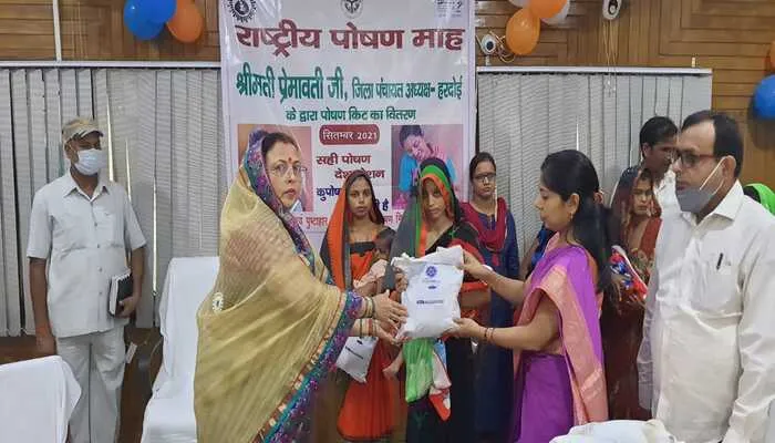 हरदोई: पोषण माह के अंतर्गत हुआ जागरूकता कार्यक्रम, जिला पंचायत अध्यक्ष ने बांटी किट…
