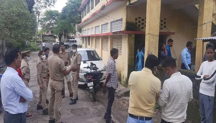 अयोध्या: महिला सांख्यिकी अधिकारी का बंद कमरे में मिला शव, जांच जारी