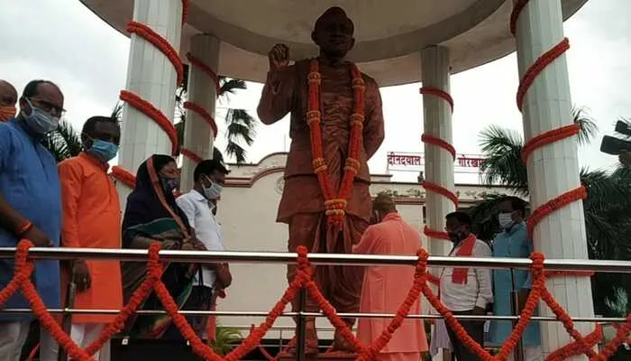 पं.दीनदयाल उपाध्याय की जयंती पर गोरखपुर विश्वविद्यालय पहुंचे योगी, प्रतिमा पर अर्पित की पुष्पांजलि