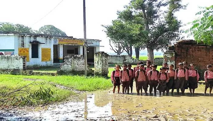बाराबंकी: बरसात का पानी भरने से रास्ता बदहाल, स्कूल आवागमन में हुई परेशानी