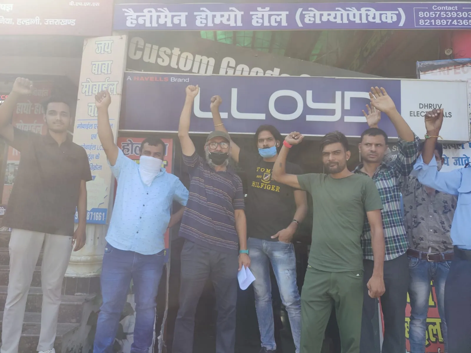 हल्द्वानी: सड़क पर बह रहा सीवर का पानी, गुस्साए लोगों ने किया प्रदर्शन