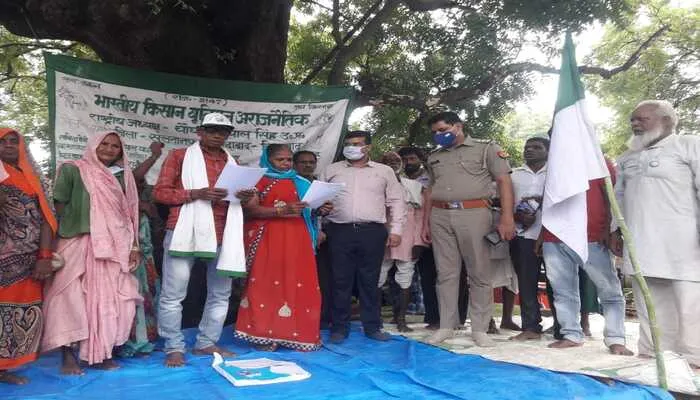 अमेठी: भारत बंद के समर्थन में उतरे लोगों ने नायब तहसीलदार को सौंपा ज्ञापन