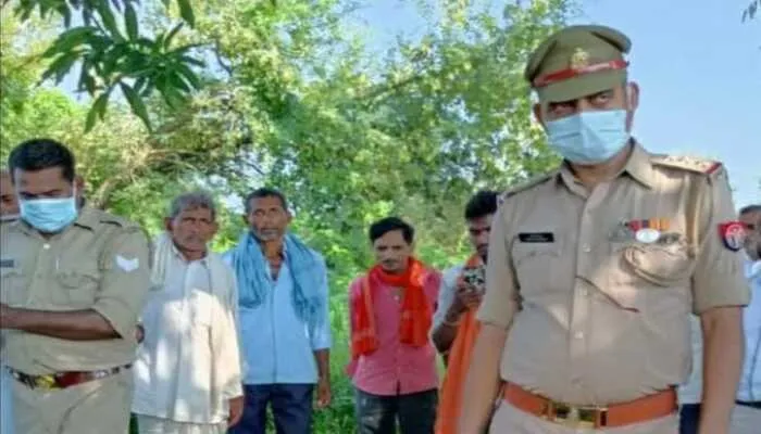 बाराबंकी: सड़क किनारे मिला युवक का शव, परिजनों ने जताई हत्या की आशंका