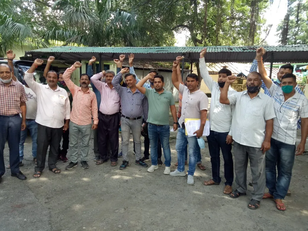 जंगली जानवरों से परेशान गौलापार के ग्रामीणों ने डीएफओ दफ्तर के बाहर किया प्रदर्शन