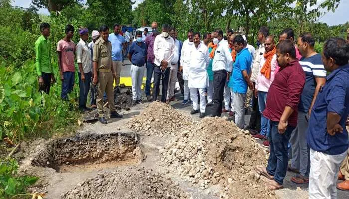 कुशीनगर: मथौली-रामकोला मार्ग की गुणवत्ता जांच के लिए टीएससी टीम ने लिया सैम्पल