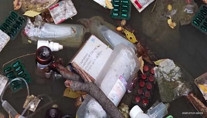 रायबरेली: कुएं में लाखों की दवाएं की गई डंप, वीडियो वायरल
