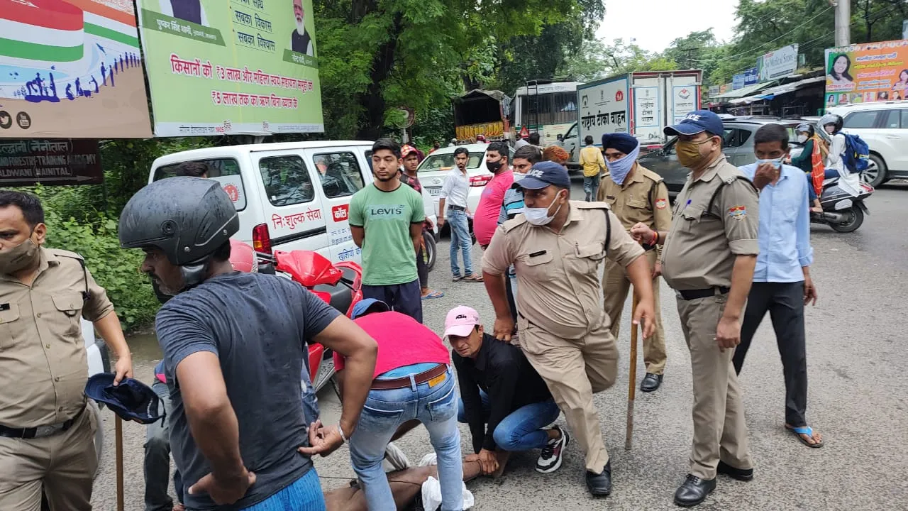 हल्द्वानी की ये कैसी पुलिस: मानसिक विक्षिप्त को पीटती रही भीड़, देखते रहे पुलिसवाले