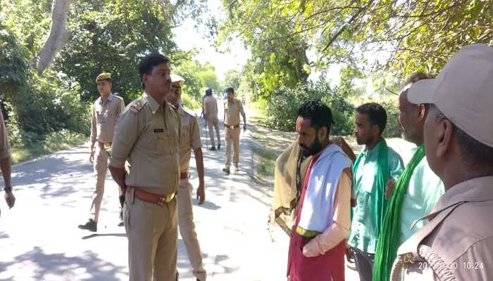 बाराबंकी: किसान नेताओं को पुलिस ने रोका, नहीं निकला हल तो धरने पर बैठे