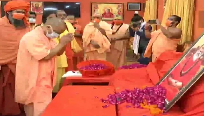 मुख्यमंत्री योगी ने महंत नरेंद्र गिरि को दी अंतिम श्रद्धांजलि