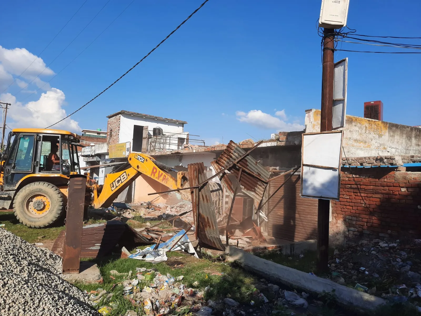 बरेली: बीडीए ने बिना नक्शा पास किए बनी सात दुकानों को किया ध्वस्त