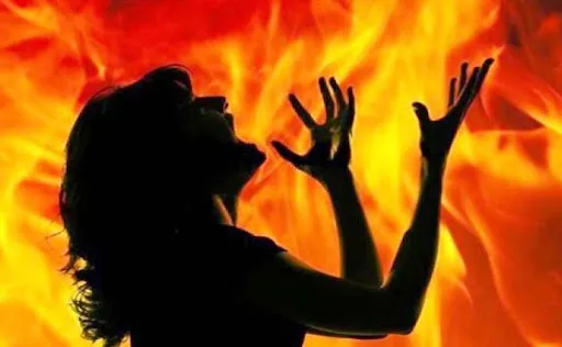 महिला ने किया आत्मदाह का प्रयास, महीनों से लगा रही पुलिस के आगे गुहार