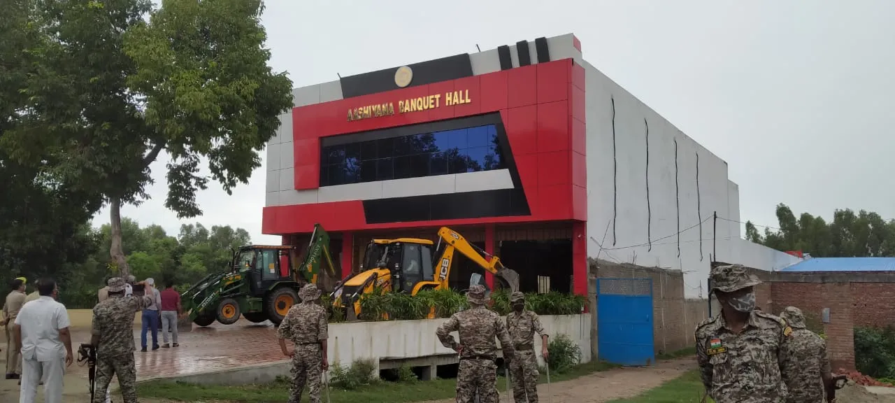 बरेली: नन्हें लंगड़ा के आशियाना को छह जेसीबी भी नहीं कर पा रही ध्वस्त, कल भी जारी रहेगा अभियान