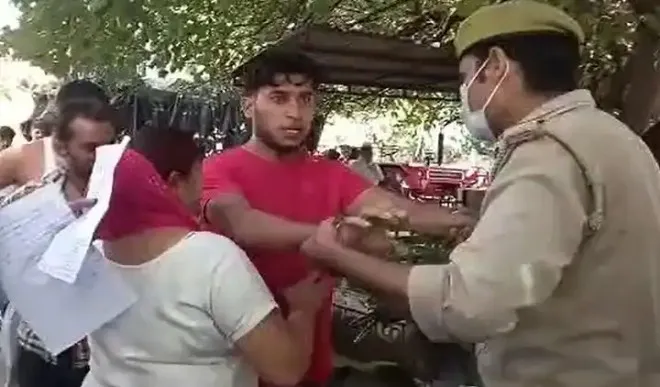 मेरठ: बुलेट का चालान हुआ तो परिवार समेत कमिश्नरी चौराहे पर आत्मदाह करने पहुंचा युवक, अब जेल में बंद