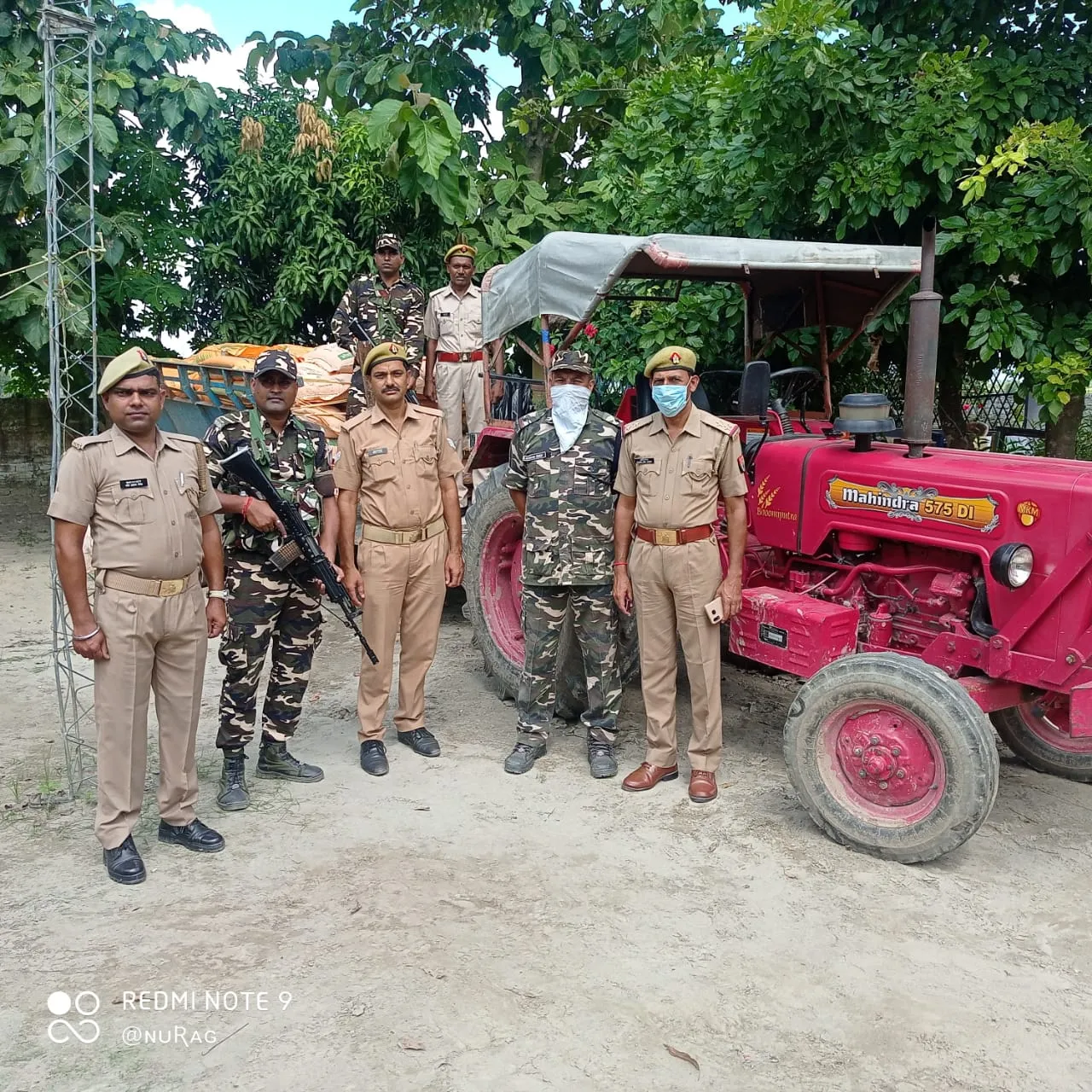 पूरनपुर: इंडो नेपाल बॉर्डर पर पकड़ी गई खाद से भरी ट्रैक्टर ट्राली