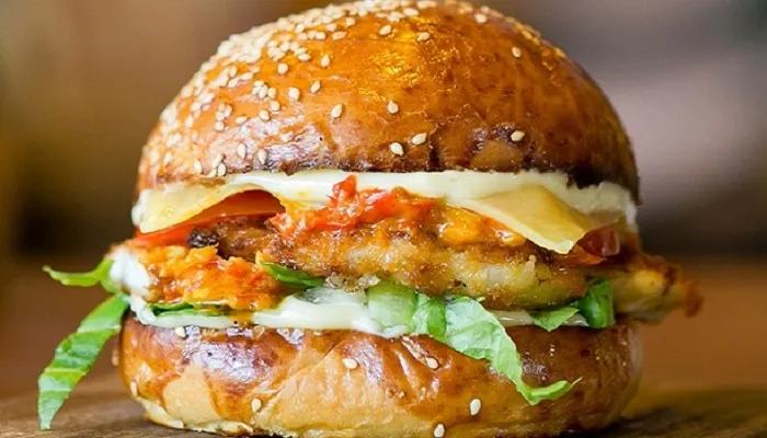 चिकन बर्गर में इंसान की उंगली: जब पहला निवाला लिया, दांतों तले दब गई इंसान की कटी उंगली