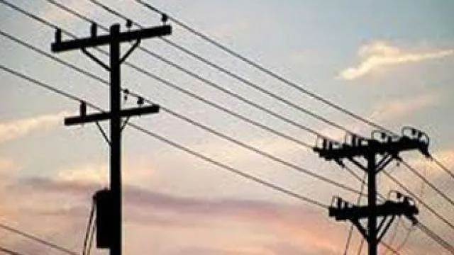 बरेली: स्टेडियम रोड पर बिजली के खंभे, ट्रांसफार्मर हटाने का काम शुरू
