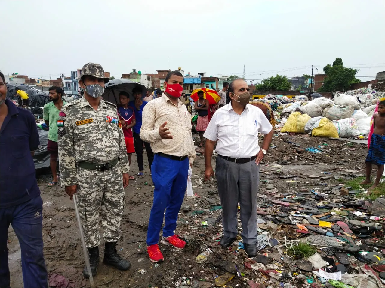 बरेली: मेडिकल कॉलेज बनाने के लिए झोपड़ पट्टियों पर चली जेसीबी