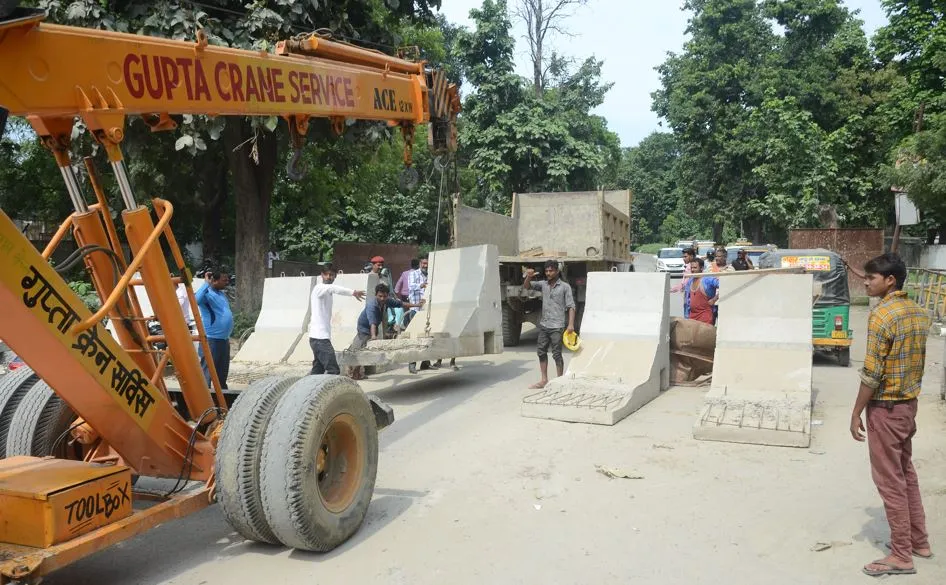 बरेली: बाइक के अलावा सभी तरह के वाहनों के लिए लाल फाटक अब पूरी तरह से बंद