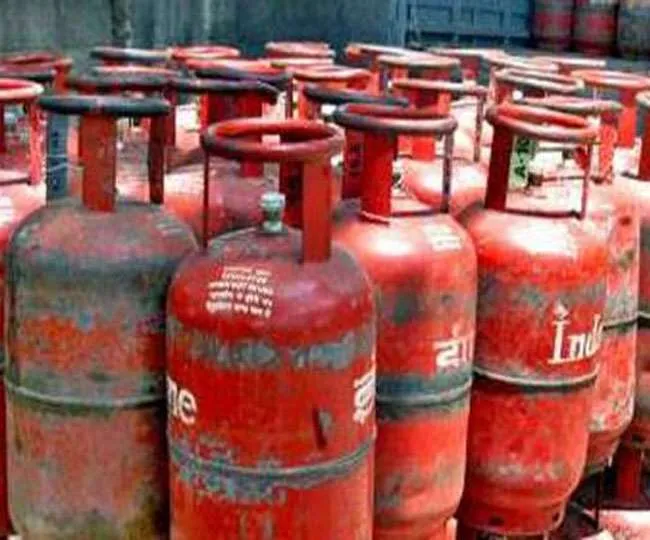 बरेली: सिलेंडरों के जैसे-जैसे दाम बढ़े, घटती चली गई सब्सिडी