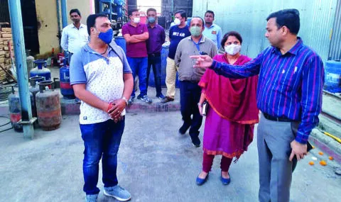 लालकुआं: स्लीपर फैक्ट्री में मजदूरों की दुर्दशा देख बिफरे एसडीएम, लगाई फटकार