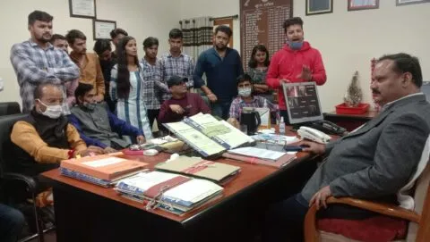 नैनीताल: छात्र नेताओं ने कुलसचिव का किया घेराव