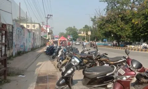 हल्द्वानी: पार्किंग की समस्या से जूझ रहे  एमबीपीजी कॉलेज विद्यार्थी