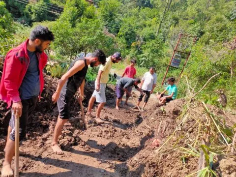 मिसाल: प्रशासन और सरकार ने नहीं सुनी तो चोपड़ा गांव के युवाओं ने खुद ही खोल दी सड़क