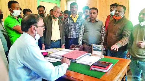 डीए में बढ़ोतरी की मांग, कर्मचारियों ने अधिशासी अधिकारी का किया घेराव